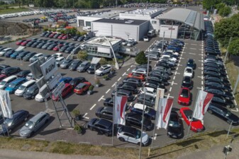 https://gifhorn.autohaus-kuehl.de/_Resources/Persistent/6/5/8/d/658d0caeee13e22d7d166403d547ce1498d78907/20220614Kuehl-Audi01_Audi-8000x5352-337x225.jpg